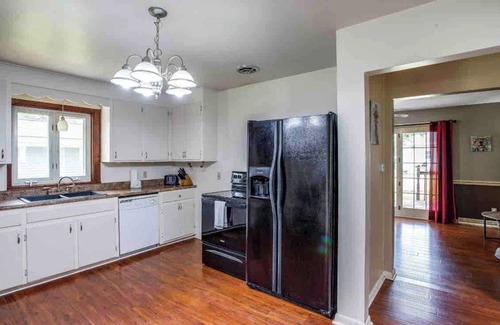 Rochester House | Enjoyable Home by Airport & Dwtn