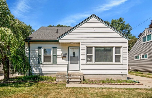 Madison Heights Apartment | Enjoyable Stay for Families and Friends by Detroit