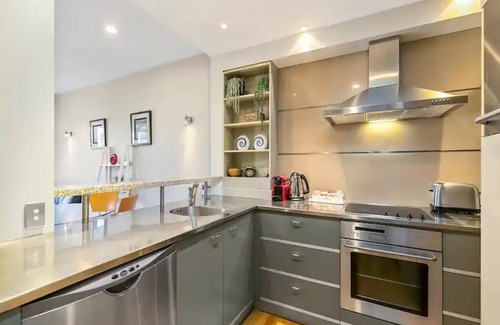 Auckland Central Business District House | Enormous CBD 1BR Unit w/Parking by Zodiak Stays