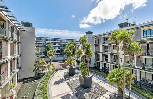 Auckland Central Business District House | Enormous CBD 1BR Unit w/Parking by Zodiak Stays