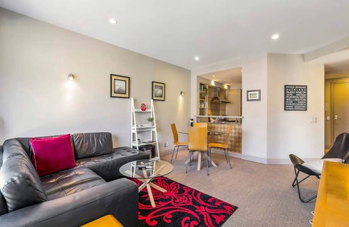 Auckland Central Business District House | Enormous CBD 1BR Unit w/Parking by Zodiak Stays