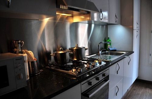 San Polo Apartment | "Enrico's Hideaway near the Rialto Bridge - It's Over The Moon!"