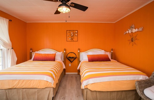 North Lake House | Enter into our Vibrant room "Sunset Crush"