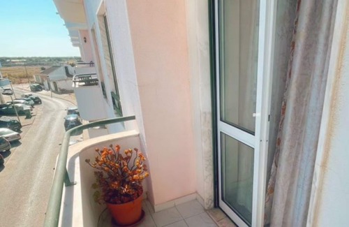 Samouco Apartment | Entire 3 Bedroom Apartment + Private WC 15min to Lisbon by car.n* Daily fee p/p