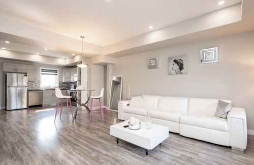 Fort Gary House | Entire Glitter House 4 Bedroom 3 bath with hottub!