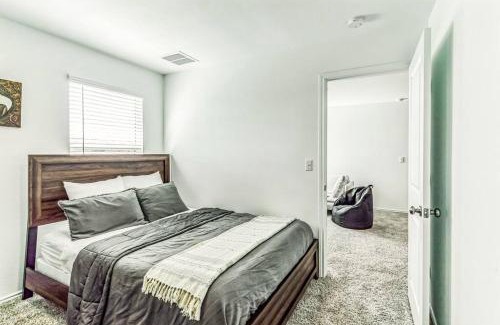 Del Valle House | Entire house near airport & COTA