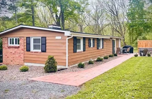 Town of Richmond House | Entire House with private lake access and hot tub! Near local ski resorts!