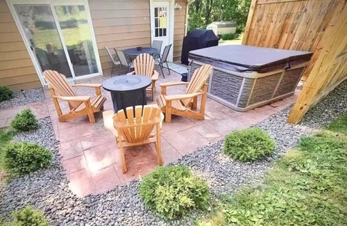 Town of Richmond House | Entire House with private lake access and hot tub! Near local ski resorts!