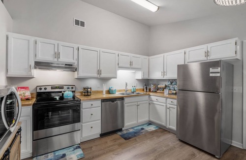 Summerville House | Entire Modern Home in Prime Dining & Shopping Area