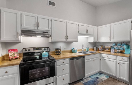 Summerville House | Entire Modern Home in Prime Dining & Shopping Area