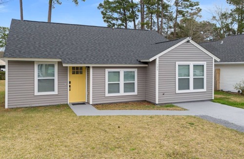 Summerville House | Entire Modern Home in Prime Dining & Shopping Area