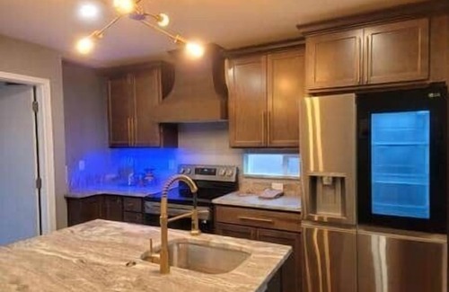 Royal Oak Villa | Entire Property!nMicroLux Micro Hotel