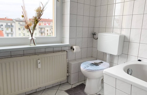 Schwerin Apartment | Entspannung Pur: Stadtnahe Ferienwohnung mit Grünem Rückzugsort im Garten