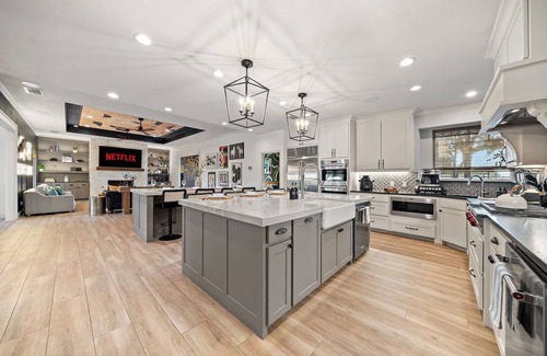 Flower Mound House | Epic Texas Stay: Pool-Pickleball-MiniGolf-Theater-Game Room-Sleeps24