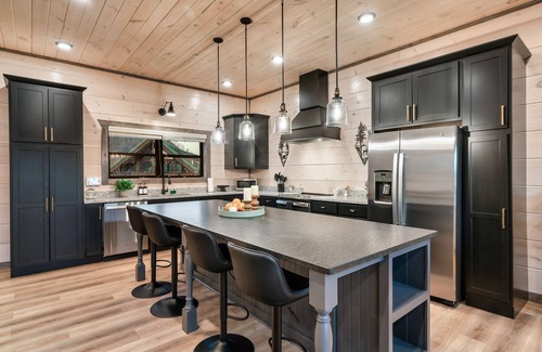 Gatlinburg Cabin | Epic View of Anakeesta! Sleeps 18! Sauna! Theatre!