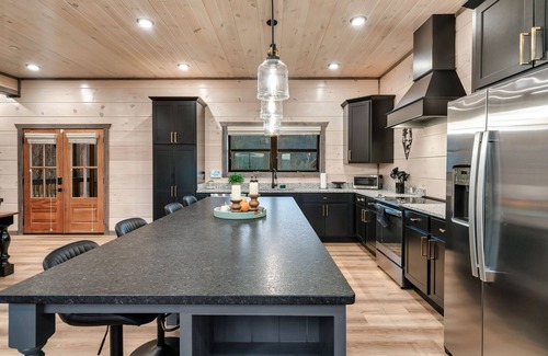 Gatlinburg Cabin | Epic View of Anakeesta! Sleeps 18! Sauna! Theatre!