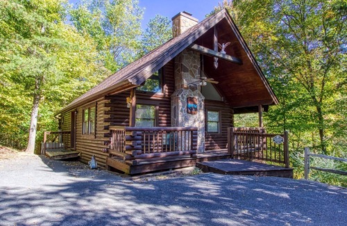 Pigeon Forge Cabin | Er19 - Fryemont Great Location - Close To Town! 3 Bedroom Cabin by RedAwning