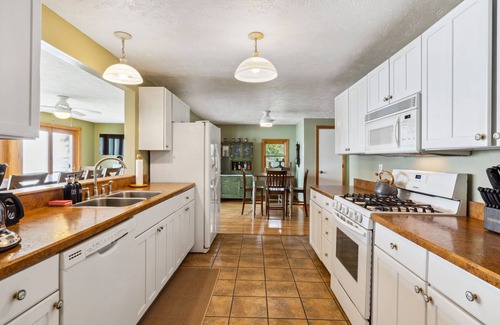 Geneva House | Erieview Lakehouse - Lakeside Retreat in GOTL