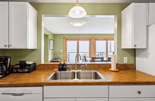 Geneva House | Erieview Lakehouse - Lakeside Retreat in GOTL