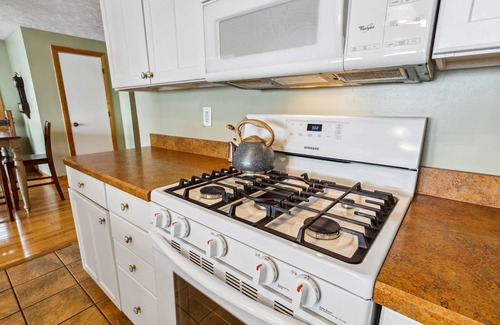 Geneva House | Erieview Lakehouse - Lakeside Retreat in GOTL