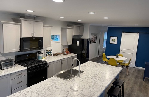 Gladstone House | Escanaba River Modern Retreat 10 Min to Town