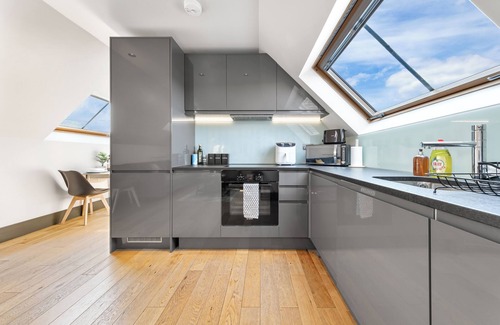 Richmond-upon-Thames House | Escape by The River & Bushy Park