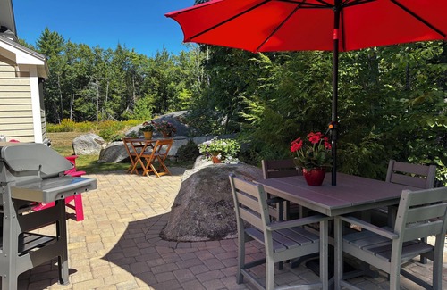 Arundel Cottage | Escape to a dream cottage morning walks, heated pools, & the best of So Maine