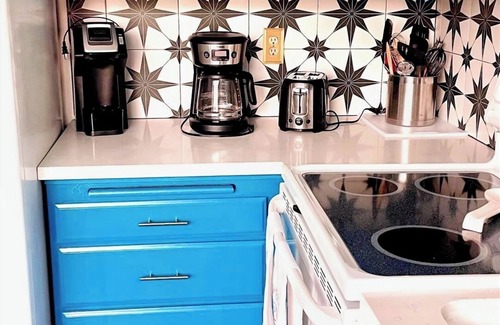 Palm Springs Condo | Escape to a fresh 70's Mid Century-Modern Boho-inspired Condo in Palm Springs!