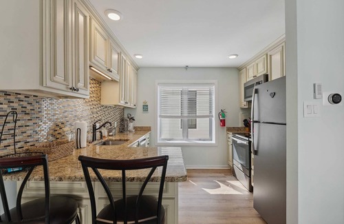 Stone Harbor Condo | Escape to heaven in Stone Harbor !n3 br 2 full bath condo with POOL washer dryer