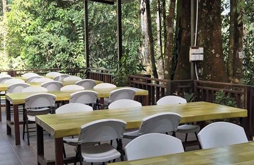 Kampung Ulu Dong Ski Chalet | Escape to Nature Cozy Terrace Room by the River