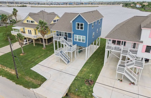 El Lago House | Escape to this serene 3-bedroom bayfront retreat in Seabrook Shores. Featuring stunning water views, a spacious deck for sunsets, and cozy coastal interiors, this hideaway is perfect for family getaways or a peaceful escape by the bay