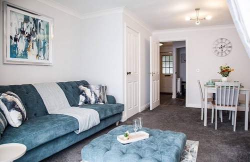Stoke-on-Trent House | ESONGRACE Stays - Stylish quaint three bed home