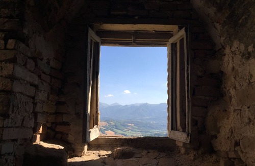 San Ginesio House | Est Locanda, panoramic apartment with garden on the medieval walls of the town