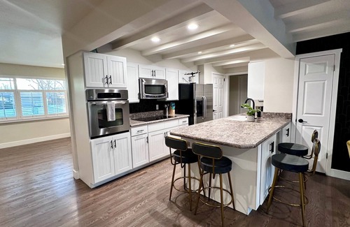 Southeast House | ✨European Style Hideaway💝Central Location⭐GameRoom⭐Free Wine⭐Fast Wifi⭐NetFlix