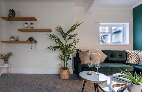 Sheldon House | Evergreen Lodge-Wyndale-4BR WParking BHam NEC