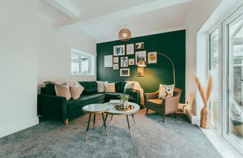 Sheldon House | Evergreen Lodge-Wyndale-4BR WParking BHam NEC