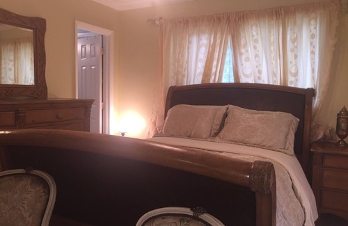 North Central Hollywood House | Every Thing Is Near This Accommodation Is 15- 20 Minutes Away