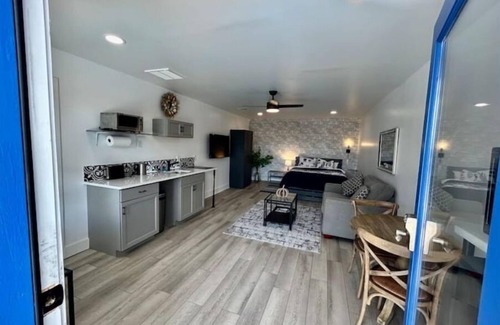 Franklin Apartment | EVERYTHING BRAND NEW Sept 2023 OWN ENTRANCE; PARKING; POOL; STUNNING VIEWS.