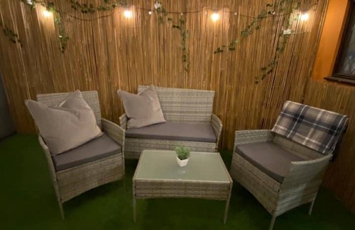 Custom House Apartment | EXCEL 5 min 3bdr House HOT TUB parking WIFI Kitchen O2