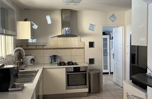 Cadillac-en-Fronsadais Villa | Exceptional villa 25 minutes from Bordeaux with heated swimming pool (8 people max)