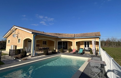 Cadillac-en-Fronsadais Villa | Exceptional villa 25 minutes from Bordeaux with heated swimming pool (8 people max)