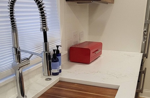 Russell House | Exceptional Modern Cottage in Prime Location