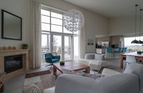 Makkum Cabin | Exclusive 8-person Deluxe beach villa with panoramic views, freestanding bathtub, and steam shower cabin at Beach Resort Makkum on the IJsselmeer.