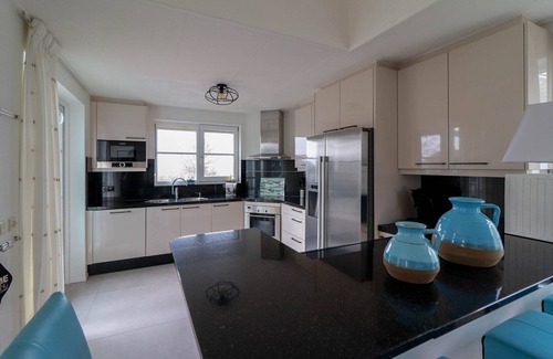 Makkum Cabin | Exclusive 8-person Deluxe beach villa with panoramic views, freestanding bathtub, and steam shower cabin at Beach Resort Makkum on the IJsselmeer.