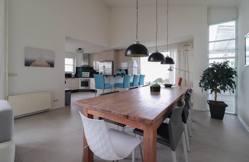 Makkum Cabin | Exclusive 8-person Deluxe beach villa with panoramic views, freestanding bathtub, and steam shower cabin at Beach Resort Makkum on the IJsselmeer.