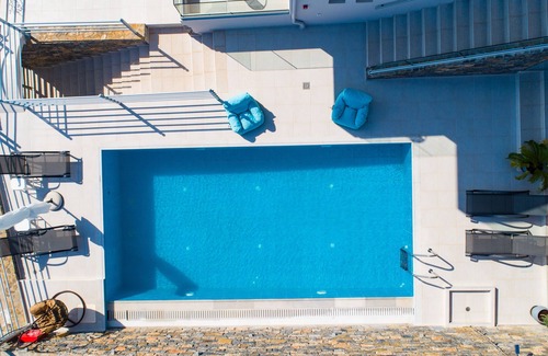 Makry Gialos Apartment | Exclusive corner studio