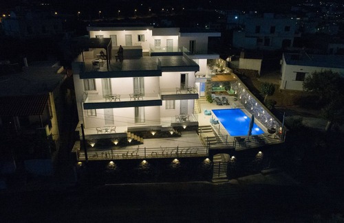 Makry Gialos Apartment | Exclusive corner studio