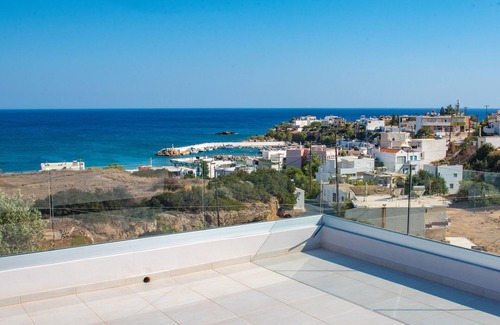 Makry Gialos Apartment | Exclusive corner studio