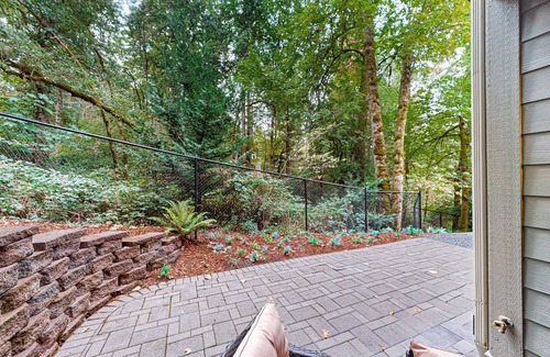 Southeast Eugene House | Exclusive Eugene retreat close to university with natural forest calm