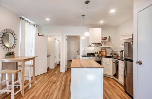 People's Freeway Apartment | Exclusive Hot Tub use near Trax Line downtown
